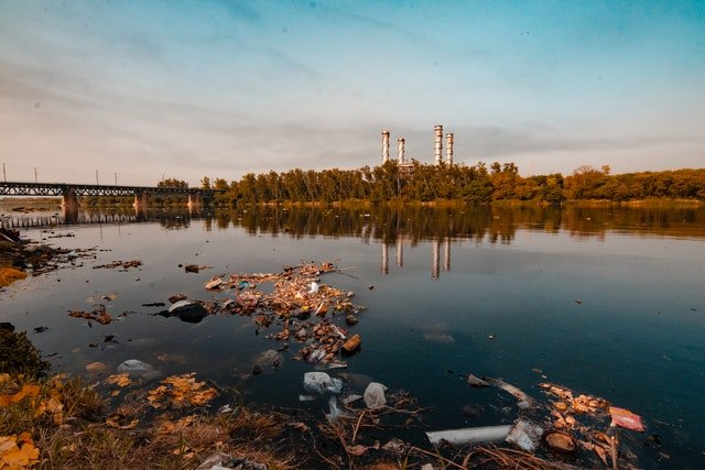  rio com agua suja