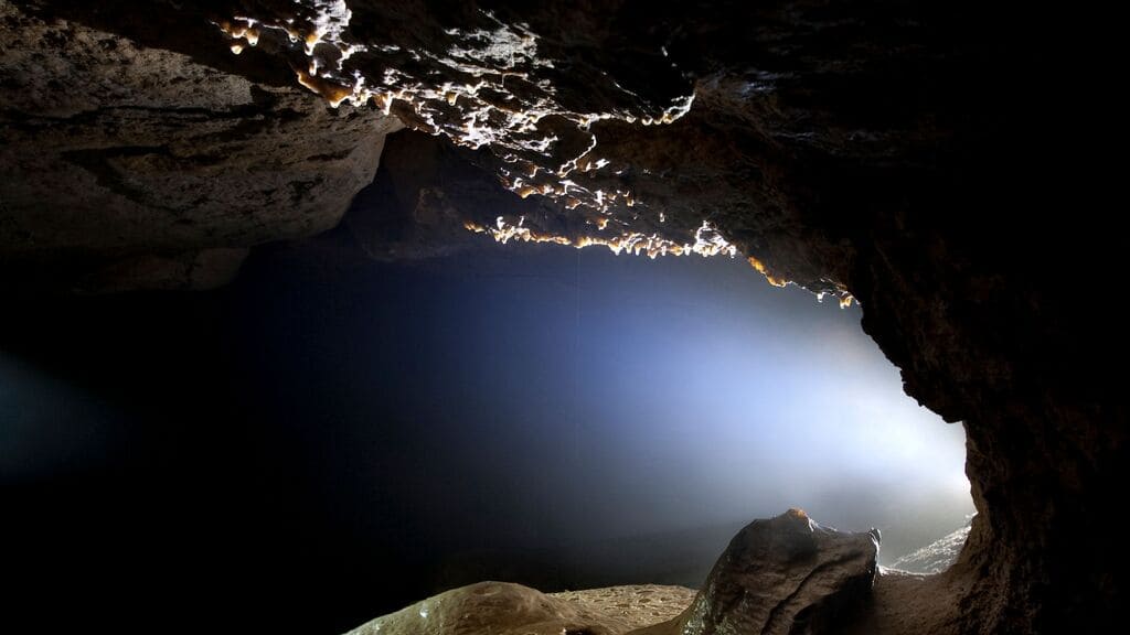 sonhar-com-gruta-cheia-de-pedras-preciosas-o-que-significa