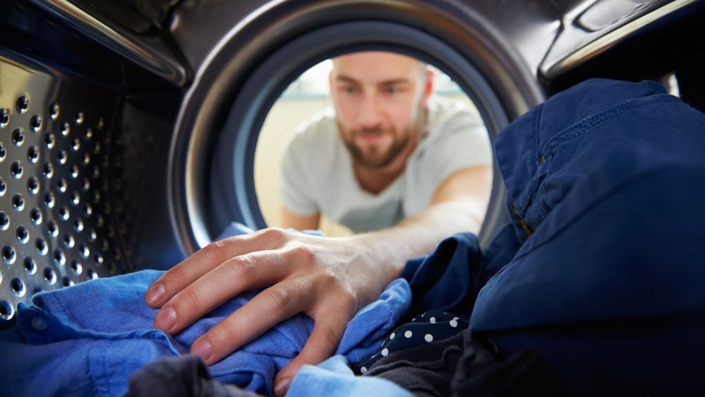 sonhar-com-homem-lavando-roupa